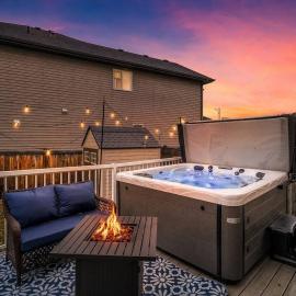 Game Night Getaway - HotTub - AC - BBQ - Firetable - KingBed