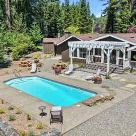5 BR 4 BA Shangri-La Redwood Lodge Retreat with Pool - Event Friendly Space, hotel in Sebastopol