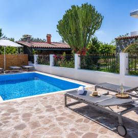 Villa Elysian Private pool & garden view، فندق في Antimácheia