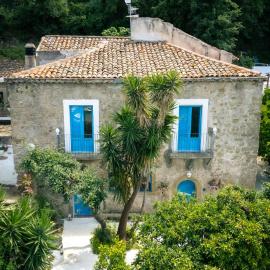 La Casa del Nespolo - Exclusive Country Suites - Seaview Pool & Self Check-in、カーポ・ドルランドのホテル