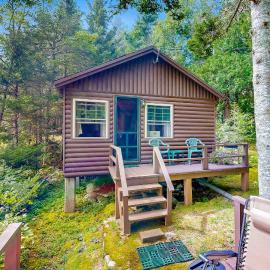 Water Views & Deck! Peaceful Northport Escape, Hotel in Northport