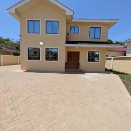 Spacious 3BR, Minutes from West Hills Mall, hotel a Tokuse