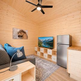 Tiny Home Retreat at Mt Rainier with Hot Tub & Sauna, hotel i Ashford