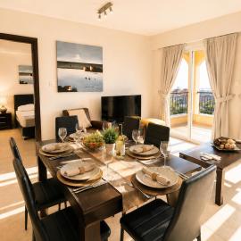 Cozy Sea View Apartment with Pool in Peaceful Paphos Area، فندق في Paphos