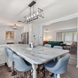 Arden Place - Spacious Retreat with Pool, хотел в Хай Пойнт