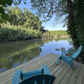 Riverfront Cabin Retreat - Private Dock & Wildlife Views, hotel in Gosport