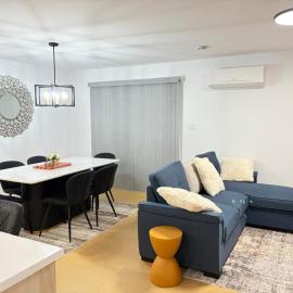 Full AC 3BR, 1 king Ensuite, 2 Queen, Sleeps 7, hotell i Moncton