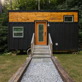 Bigfoot Bungalow Tiny Home in the Woods، فندق في روبينسفيل