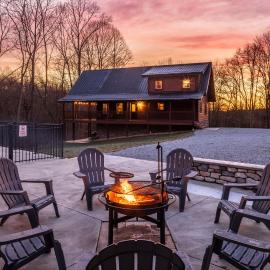 Heated Pool Pool House Hot Tub Firepit BBQ, Hotel in New Philadelphia