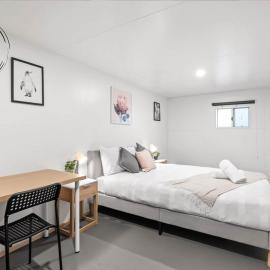 Detached Queen Room in Pymble - Serene Spot - Shared Bathroom and Amenities, hotel in Pymble