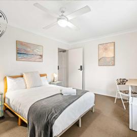 Bright & Comfy Double Room - Cozy and Well-Connected - Shared Bathroom and Amenities, hotel a Blacktown