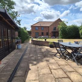 Brisley North Norfolk cosy cottage garden pub and walks، فندق في Beetley