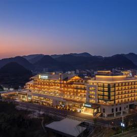 Furong Internationa Grand Hotel-Free pick-up - Free gym & pool - English service -The Only International Luxury Hotel in Furong Town, hotell i Wangcun