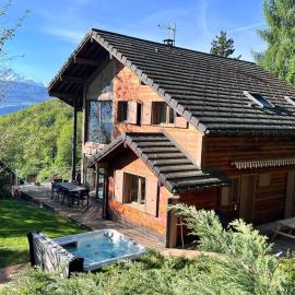 Chalet Coeur de Savoie, hotel em Cléry