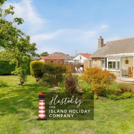 Westway - 3 Bed Coastal Bungalow with Large Garden Steps from Colwell Bay Beach, hotel in Freshwater