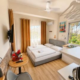 Smart Deluxe StudioN6 private Kitchenette Bathroom to Beach 200m Marina Port 900m، فندق في ليماسول
