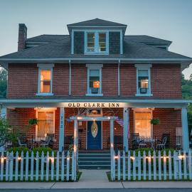 Old Clark Inn، فندق في Marlinton