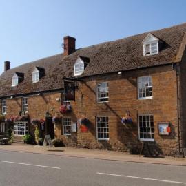The George Inn, хотел в Lower Brailes