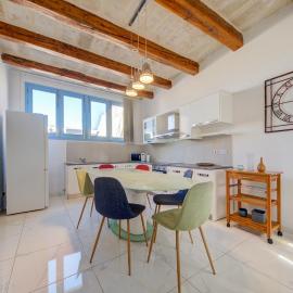 Cozy Valletta 1BR Prime Spot Near Restaurants and Transport, hotel Vallettában