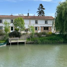 Chambre d hôte 2 au bord de rivière, hotel em Damvix