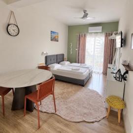 Smart Deluxe Studio N9 private Kitchenette Balcony Beach 250m Marina Port 900m, hotel v Limassolu