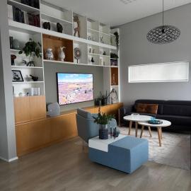 Spacious 4BR Family Home with Hot Tub Near Reykjavík, hotel in Hafnarfjörður