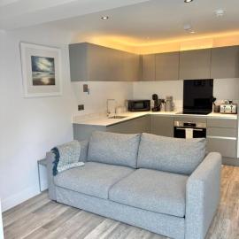Stylish One Bed Totnes Retreat with Free Parking
