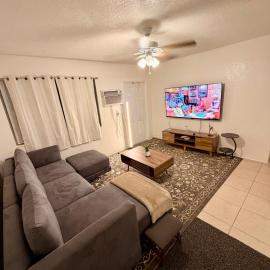 Miami Beach beautiful 2 bed room, khách sạn ở North Miami Beach