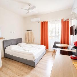 Smart Comfort StudioN4 Private Kitchenette Bathroom to Beach 260m Marina Port old City 900m: Limasol'da bir otel