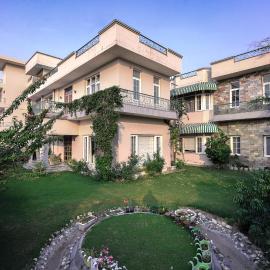 IT City Luxe Homestay-Secure & Comfortable Stay in Mohali، فندق في Mohali