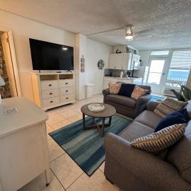 Direct ocean front view 1 bedroom 2 Pools