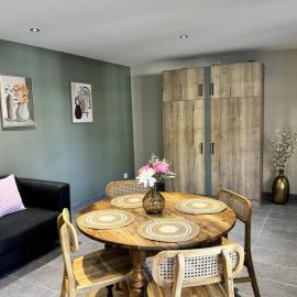 Appartement en centre-ville à 100 mètres de la plage, hotel u gradu 'Bréhal'