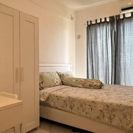 Calm & Comfy at Sky House BSD, hotel a Cilenggang