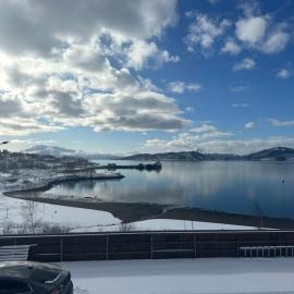 Room by the fjord and mountains, hotel i Bogen
