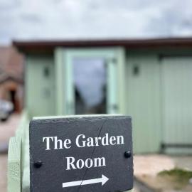 The Garden Room Cosy Tiny Home Near Peak District, hotel in Onecote