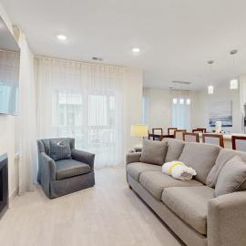 Modern condo with pool hot tub gym wrap-around balcony & AC, Hotel in Inlet Beach
