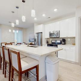 Modern condo with pool hot tub gym wrap-around balcony & AC, hotelli kohteessa Inlet Beach