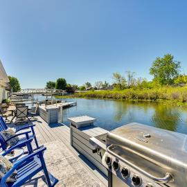 Angler's Paradise: Lake Wawasee Waterfront Home, hotel in Syracuse