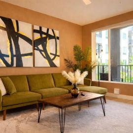 Sunny Getaway 10 Min to Disneyland with Pool & GYM, hotel in Tustin