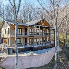 Luxury Log Cabin with lake view, hotel in Black Mountain