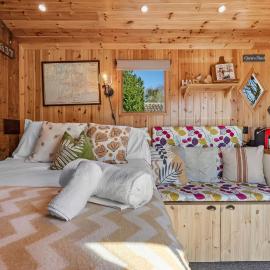 The Railway View - Luxury Shepherd's Hut Glamping in the Cotswolds, Pet Friendly by Blue Puffin Stays