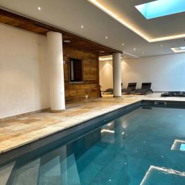 Chalet Alpin avec piscine, jacuzzi et salle de jeux، فندق في Saint-Oyen