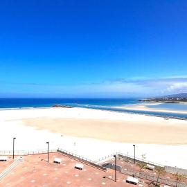 Primera línea con vistas al mar, piscina y parking, hotel a Foz