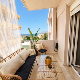 Tucan Sea View، فندق في Agios Onoufrios