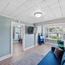 #StayinMyDistrict Heritage House Suite, Hotel in Coos Bay