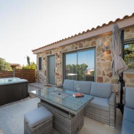 The Hilltop Haven Retreat with jacuzzi: Porto Rafti şehrinde bir otel