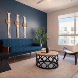 Spacious Stay 10 Min to Disneyland with Pool & Gym, hotel Tustinban