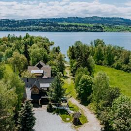 Chata Nad Jeziorem, hotel a Maniowy