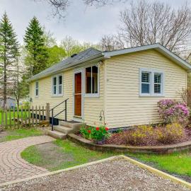 1/2 Mi to Lake & Dtwn! Elk Rapids 'Cozy Cottage', hotel a Elk Rapids