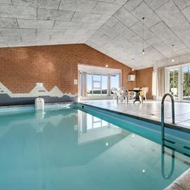 Holiday home for 12 people with indoor pool, hotel en Agernæs
